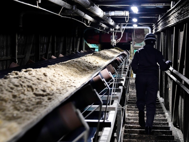 Equipe de operações controla o transporte do bagaço até o armazém, onde é formado o bloco piramidal © Jérôme Boyer