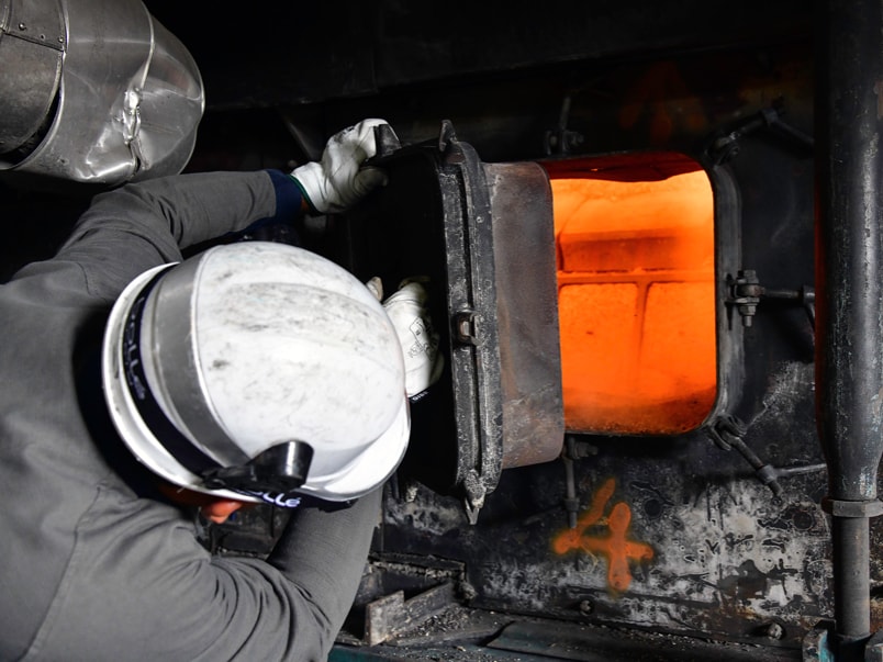 Técnico de instalação térmica acompanha a situação da combustão de bagaço a 1.200 ºC © Jérôme Boyer