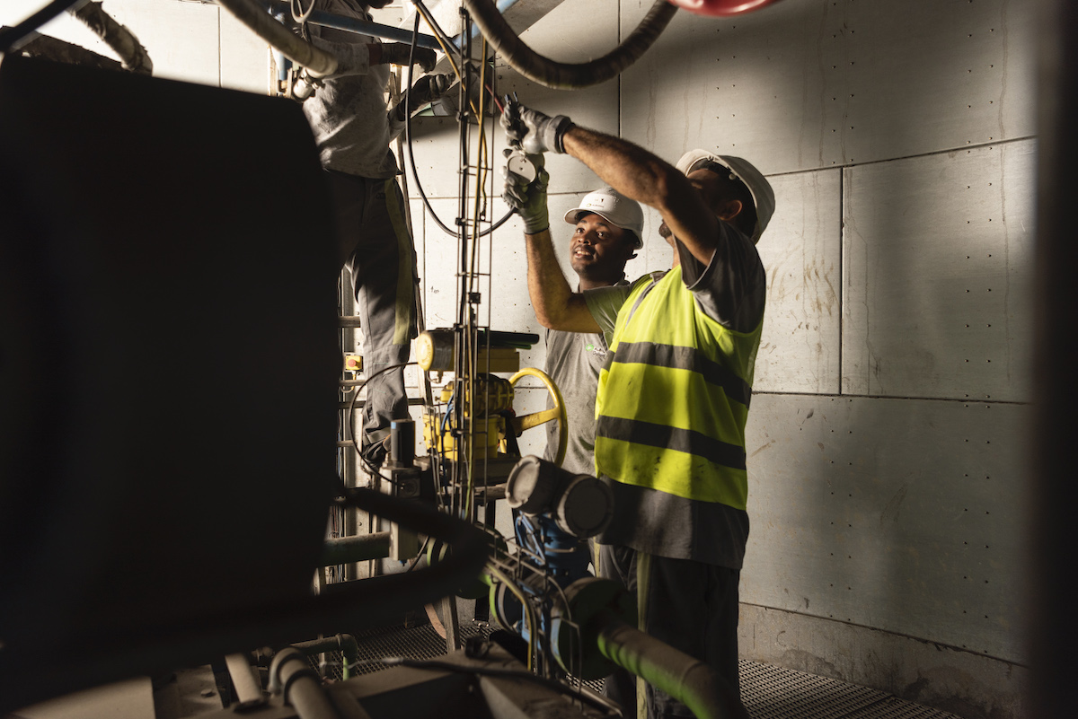 collaborateurs albioma électroméchanicien en intervention