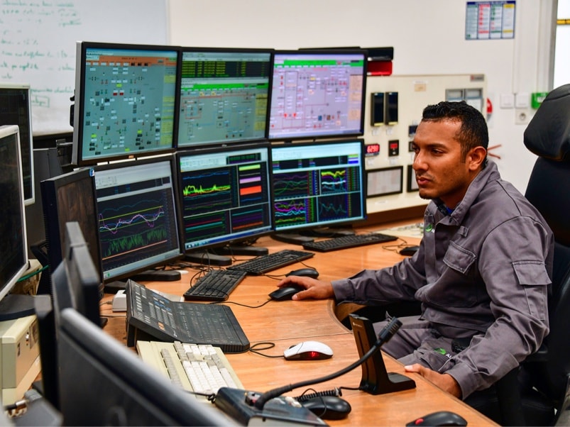 Chefe de produção monitora a produtividade da usina a partir da sala de controle © Jérôme Boyer