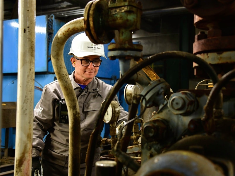 Integrante da equipe de operações supervisiona as atividades de produção de vapor © Jérôme Boyer