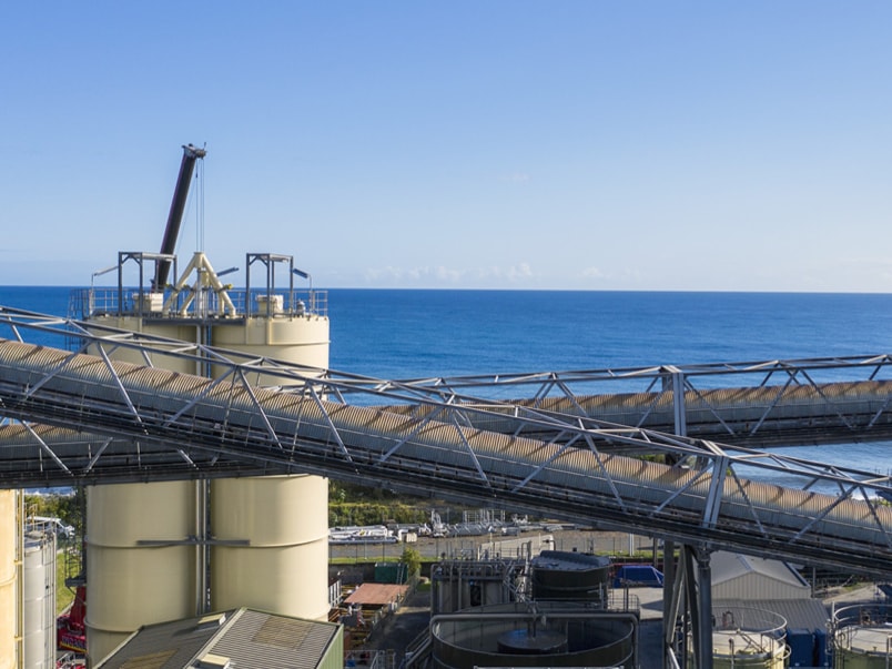 Depois de acionadas, as transportadoras de correia promovem continuamente o abastecimento de bagaço para a usina © Jérôme Boyer